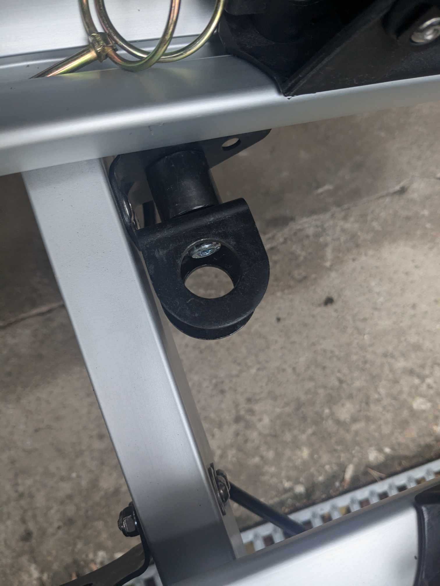 Man sieht das Anbauteil am Träger befestigt 