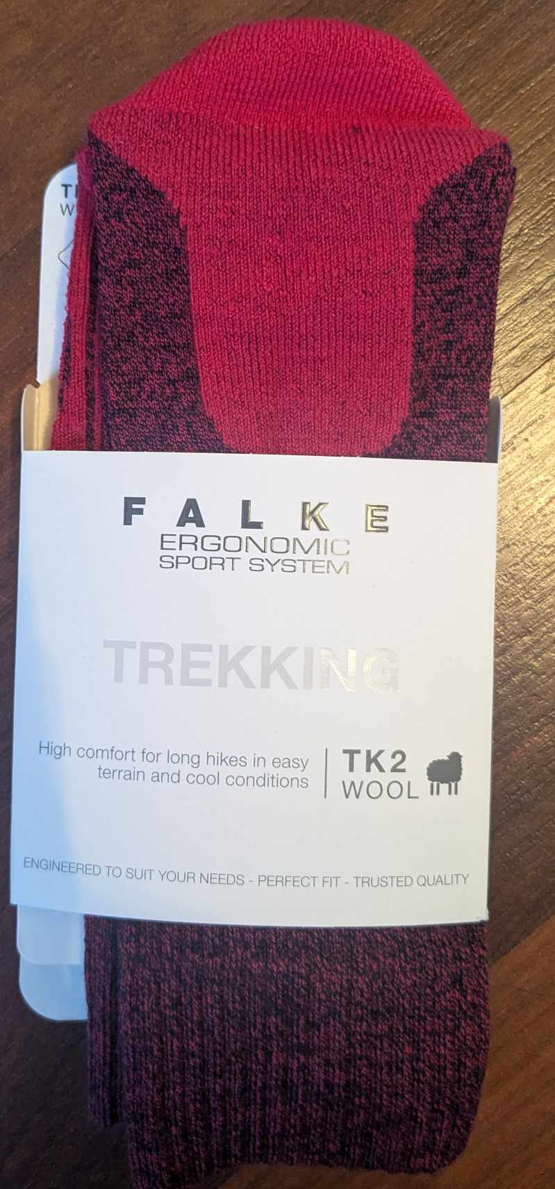 Man sieht die Socken mit ihrem Etikett 