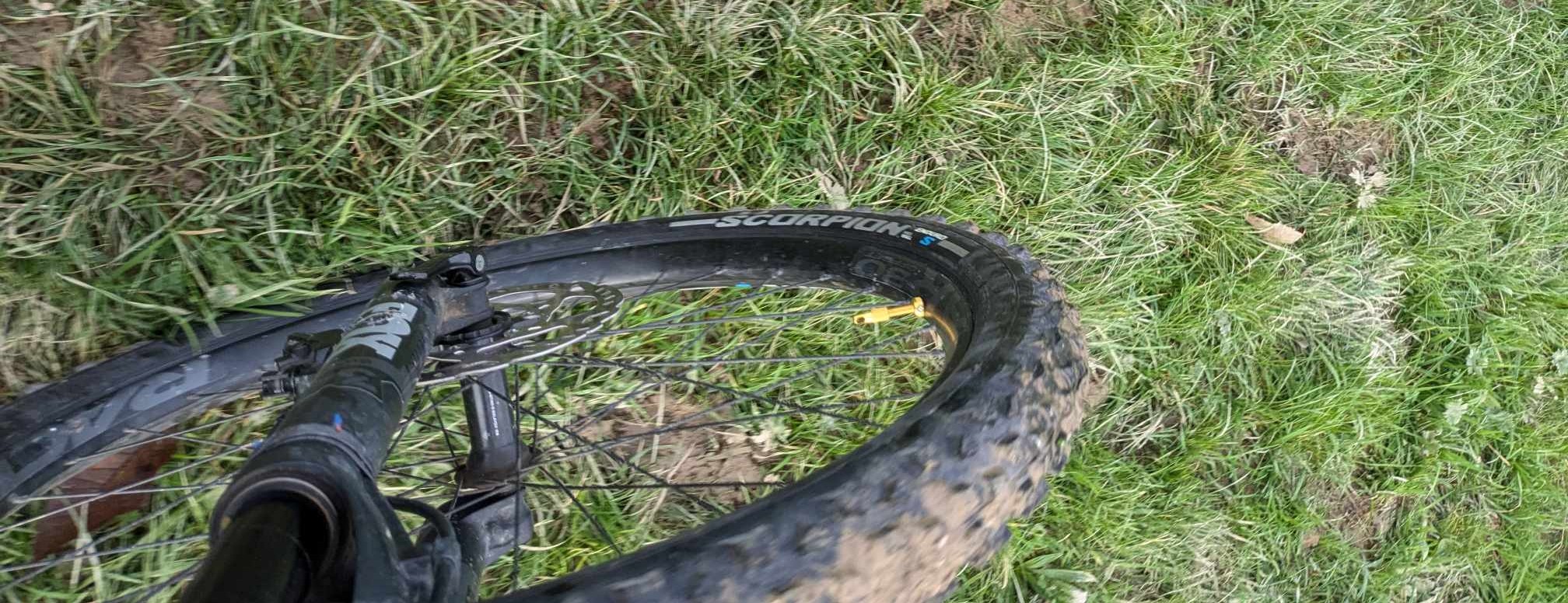 Man sieht den Reifen auf einer schlammigen Wiese 