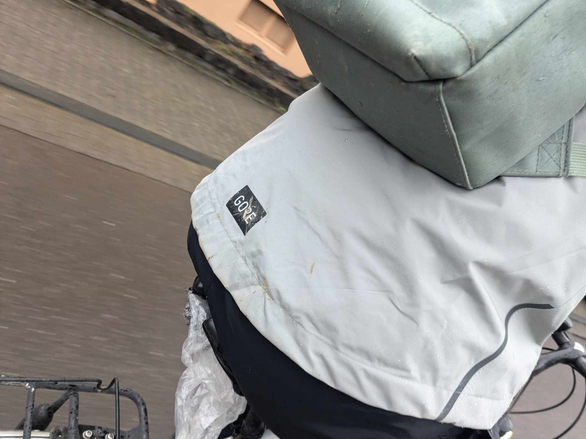 Man sieht die Jacke bei einer Person die auf dem Fahrrad sitzt 