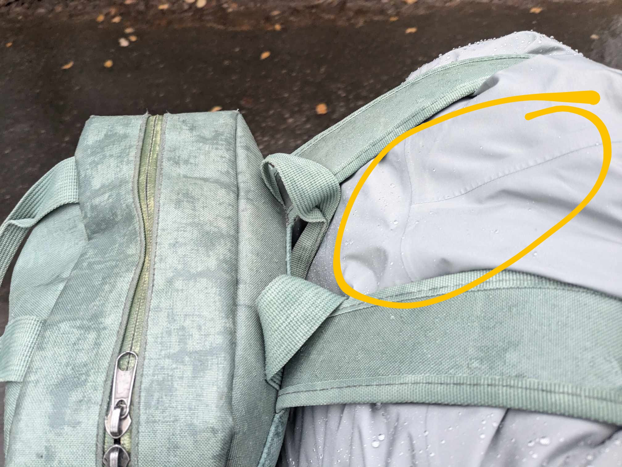 Man sieht Nähte an der Rückseite der Jacke 