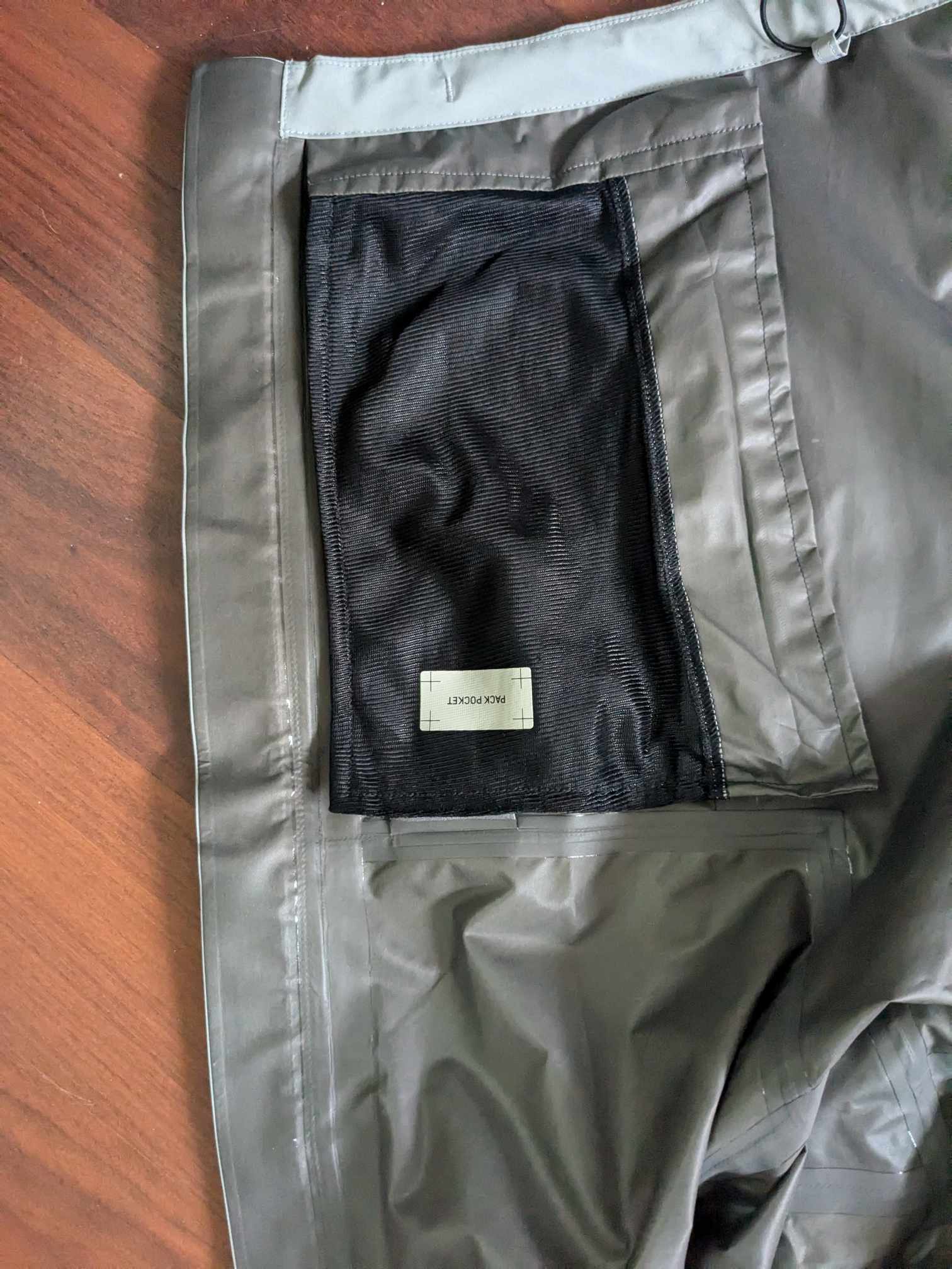 Man sieht das Netz um die Jacke in der Tasche zu verstauen 