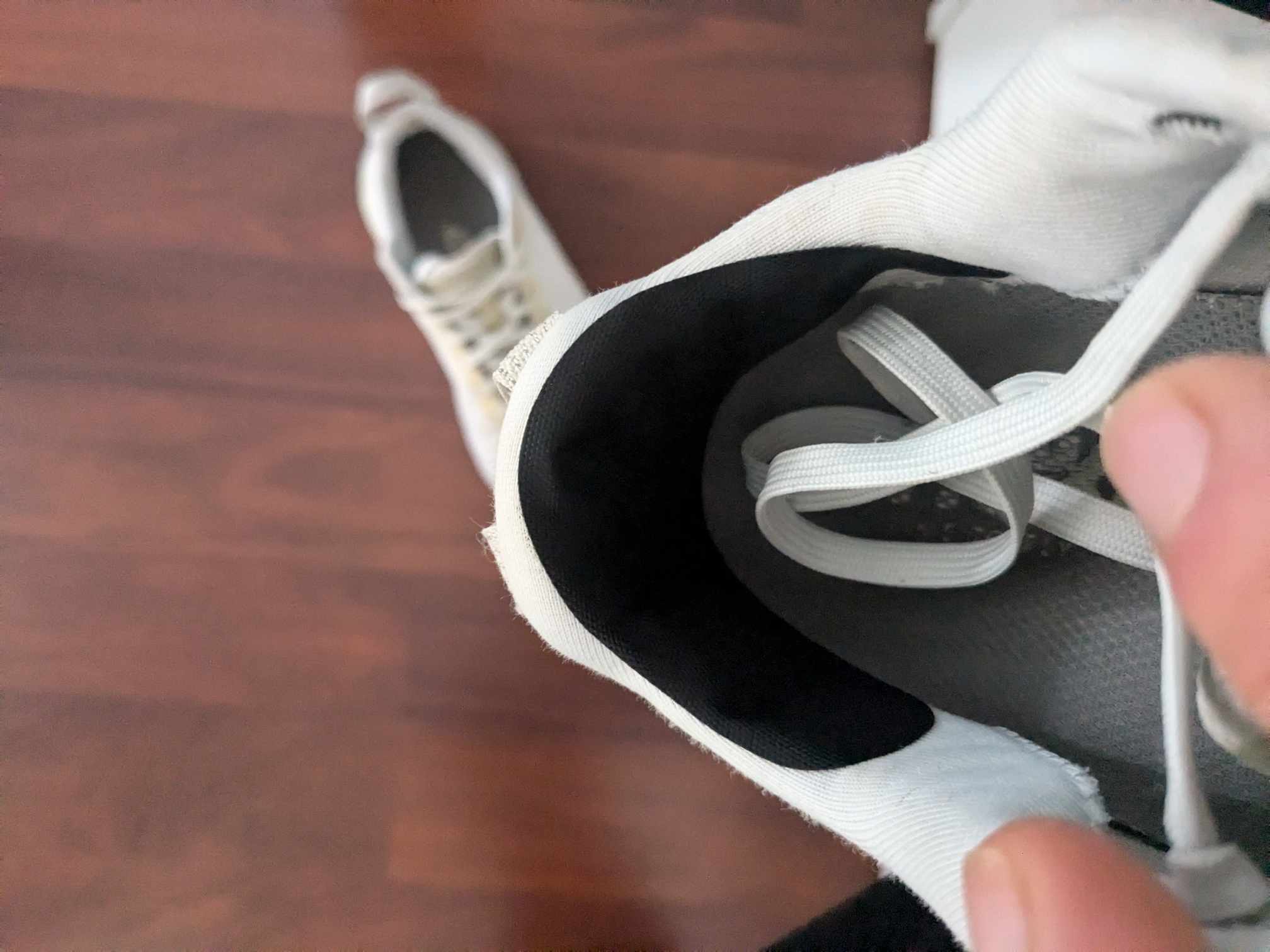 Man sieht den geglückten rechten Schuh 