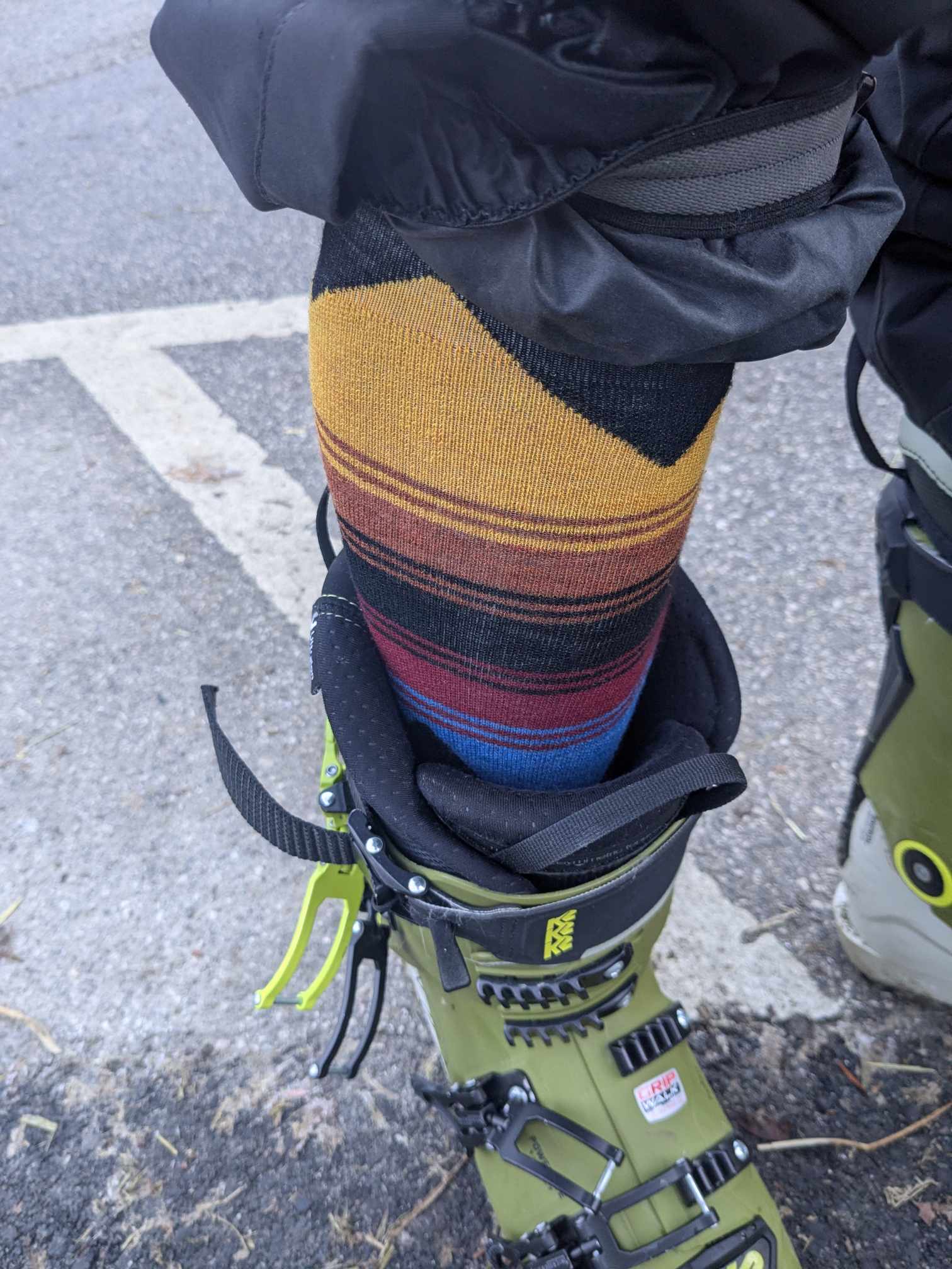 Man sieht die Socke im Skischuh
