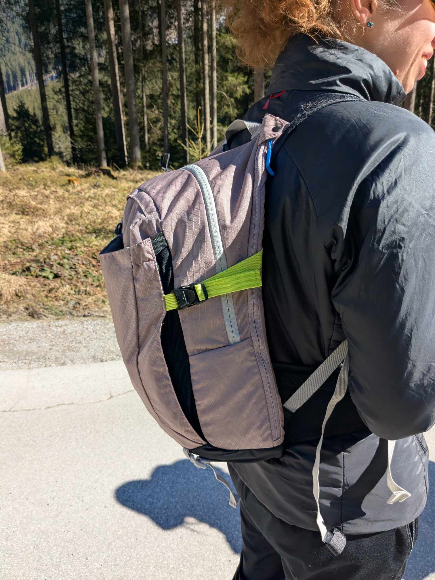 Man sieht einen für gefüllten Rucksack 