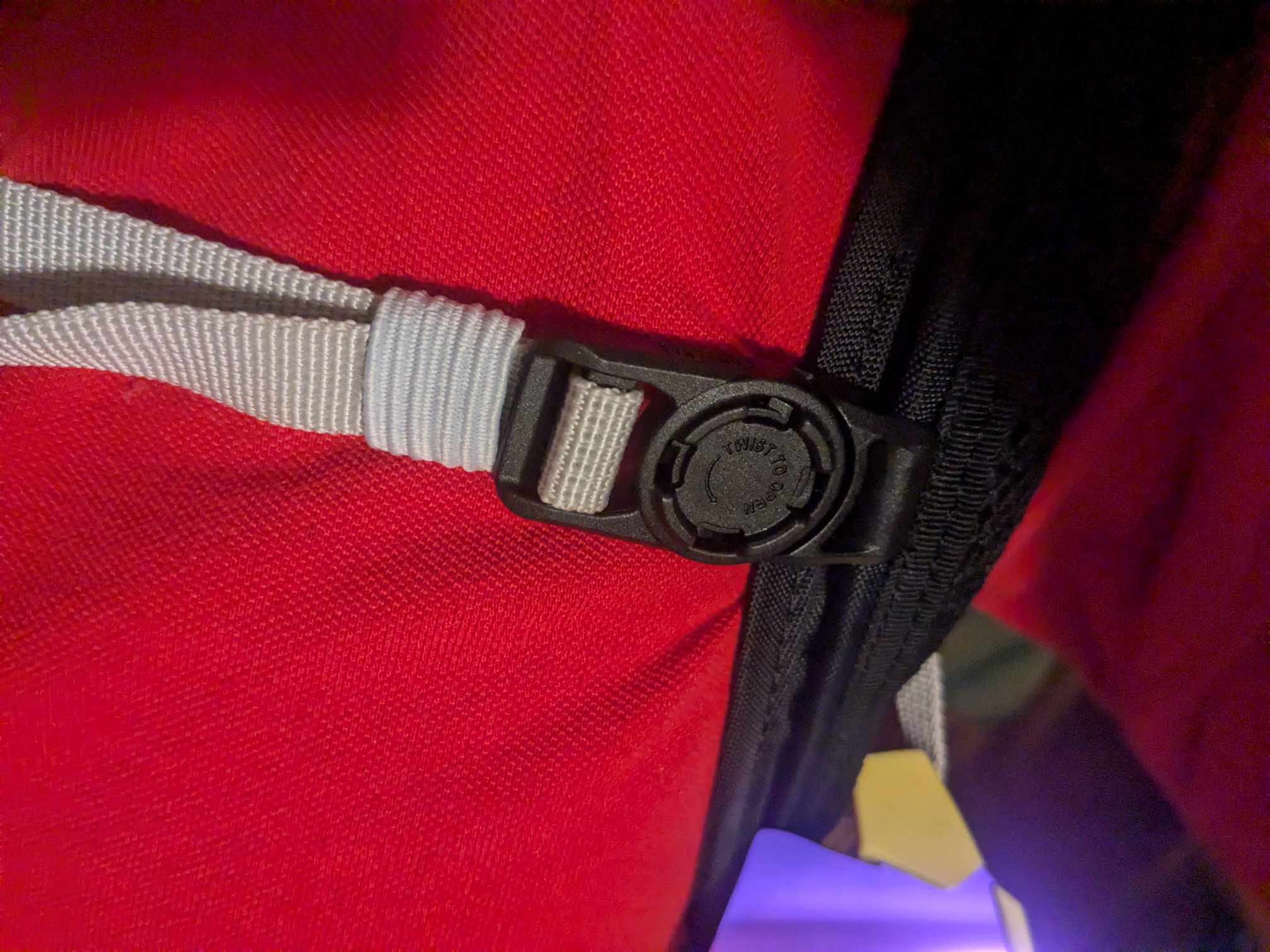 Man sieht die geschlossene Schnalle, die ebenfalls wieder magnetisch ist