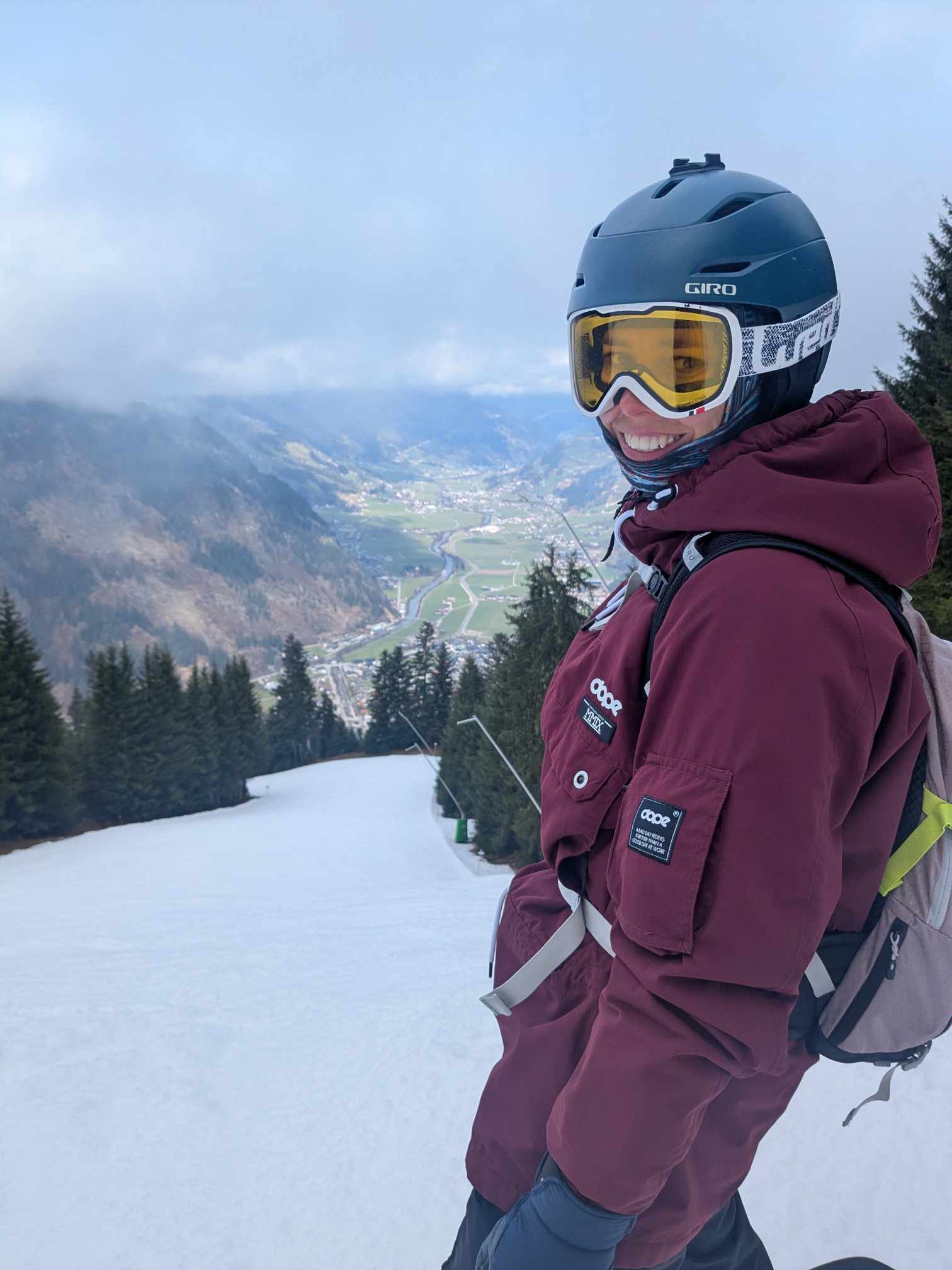 Man sieht jemanden mit dem Rucksack im Schnee 