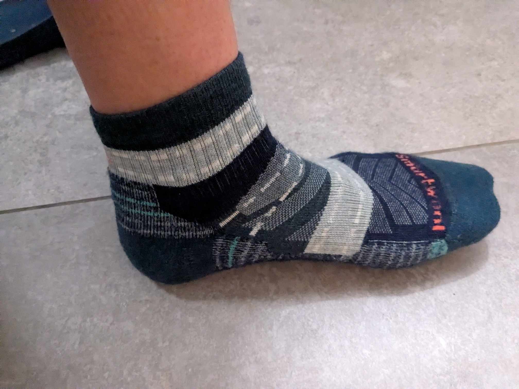 Man sieht die Innenseite des Fußes mit Socke 
