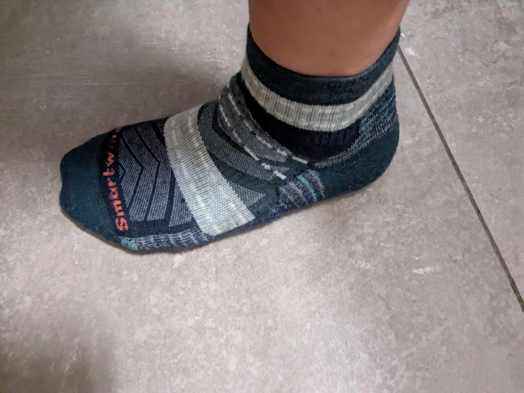 Man sieht die Socke am Fuß 