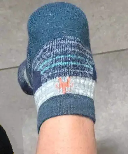 Man sieht wie toll die Socke die Ferse umschließt 