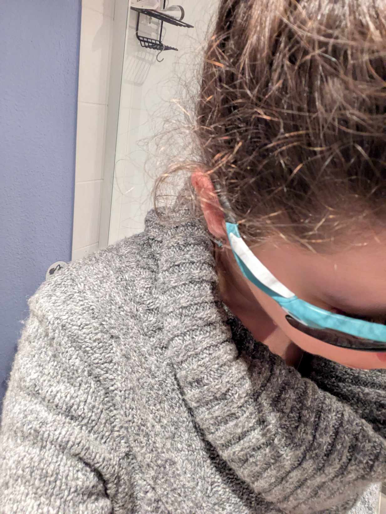 Man sieht, dass zwischen Bügel und Schläfe mind. 1cm Platz ist