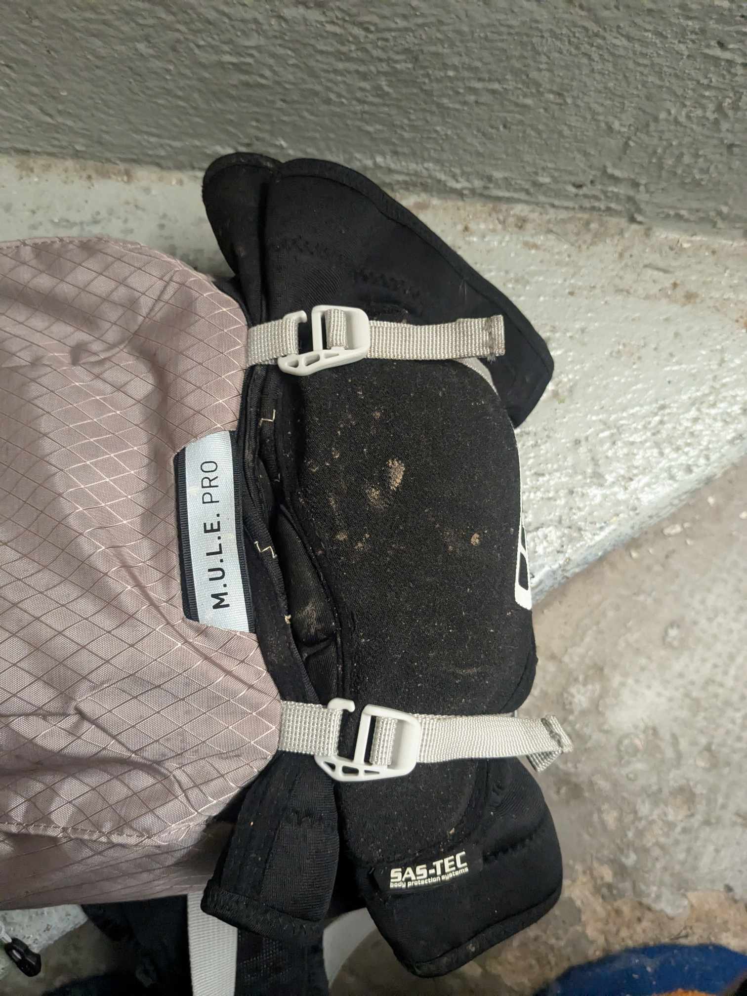 Man sieht den Rucksack mit befestigten Schonern