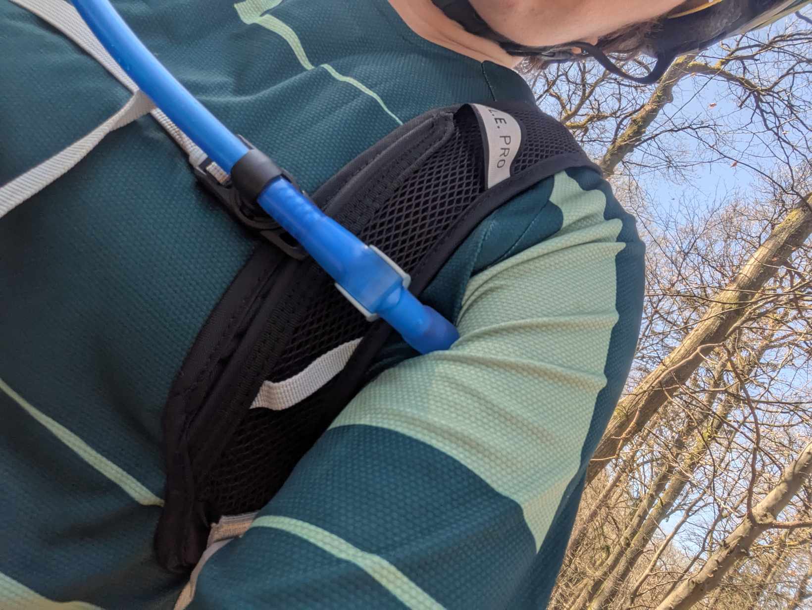 Man sieht, dass das Mundstück gegen meinen Arm stößt 
