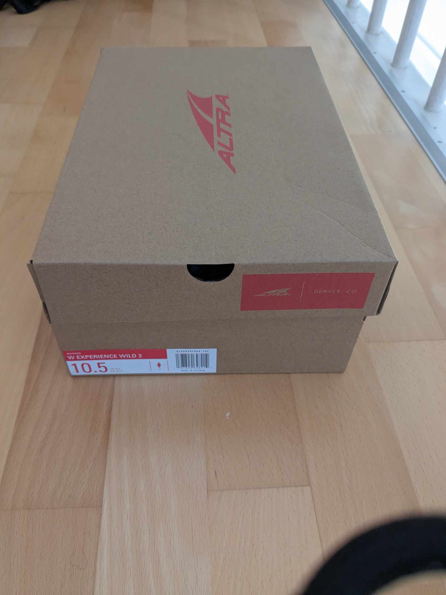 Man sieht den Schuhkarton mit Etikett 