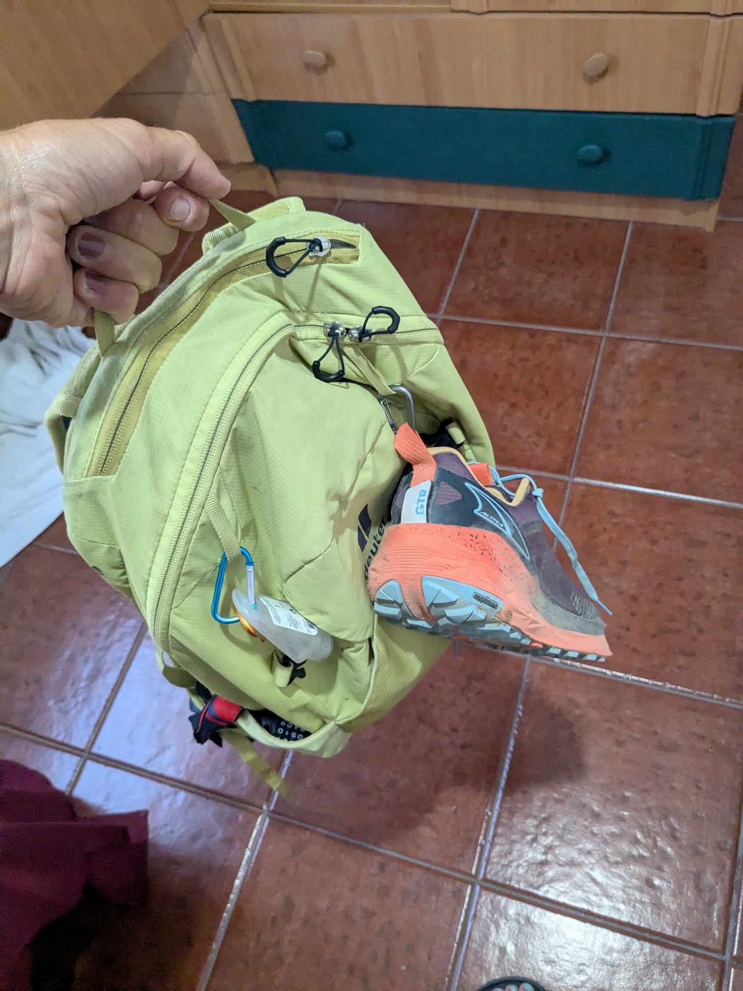 Man sieht, wie der Schuh am Rucksack befestigt wurde 
