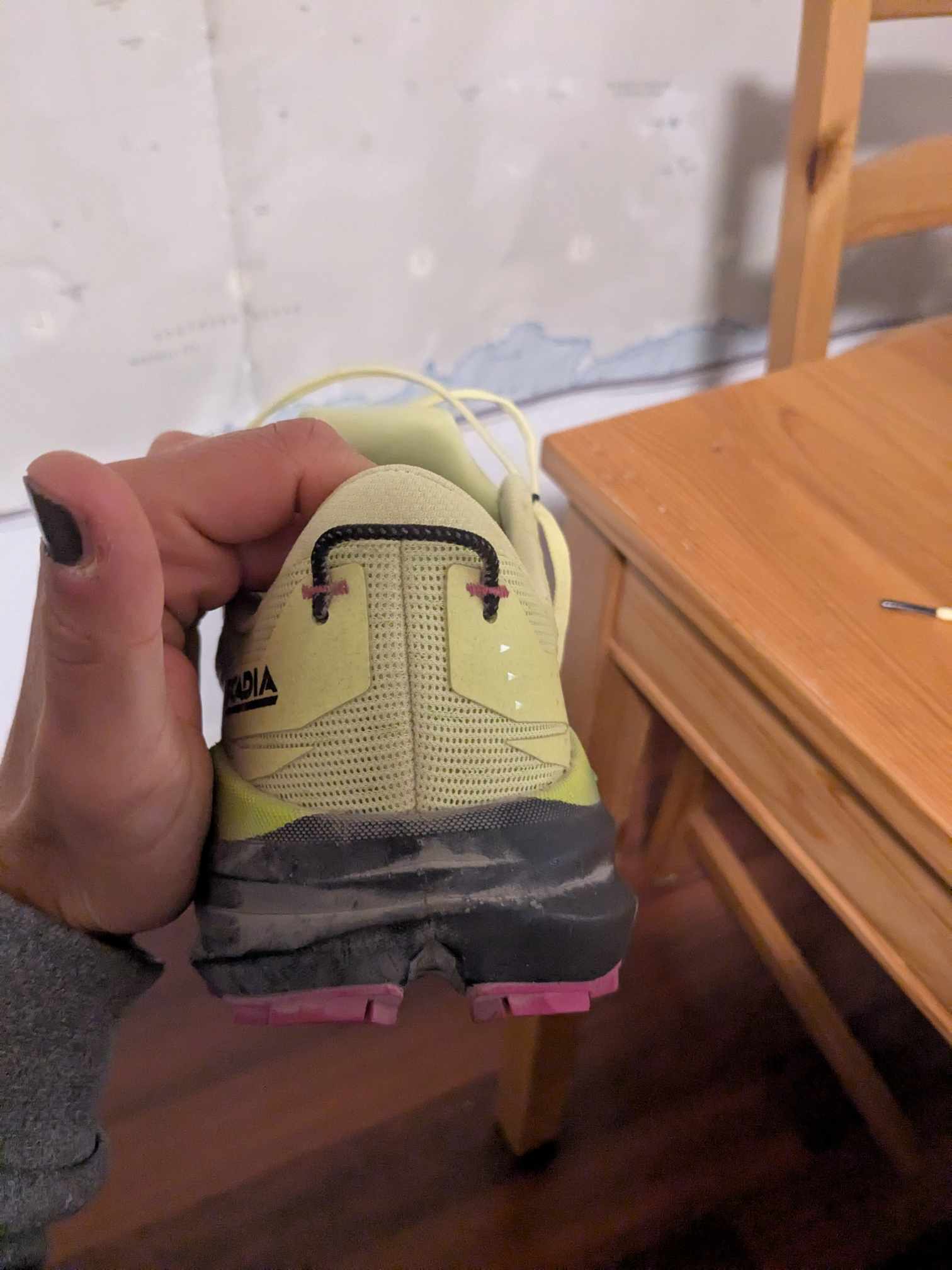 Man sieht den Schuh von hinten 