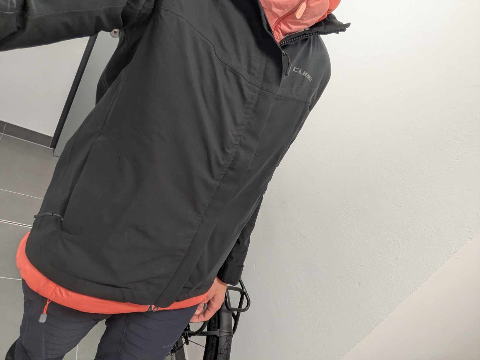 Man sieht die Jacke am Menschen 