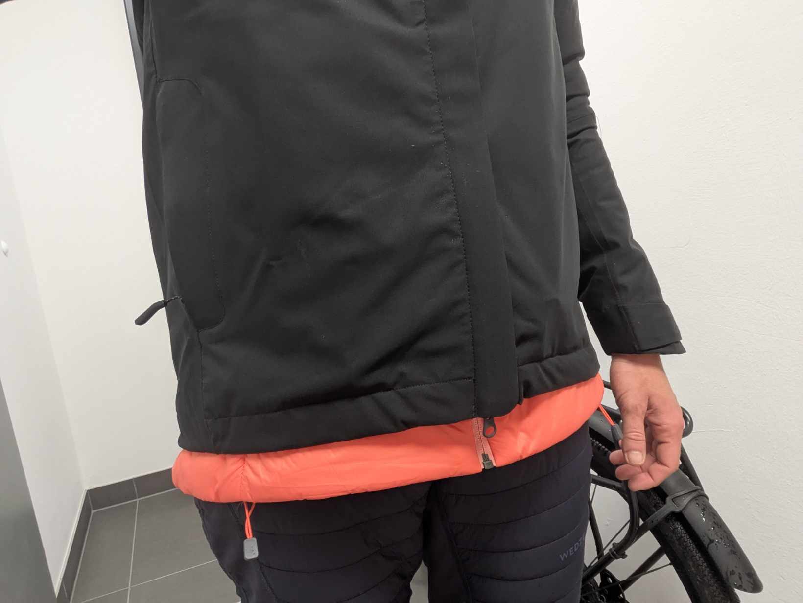 Man sieht wie kurz die Jacke ist