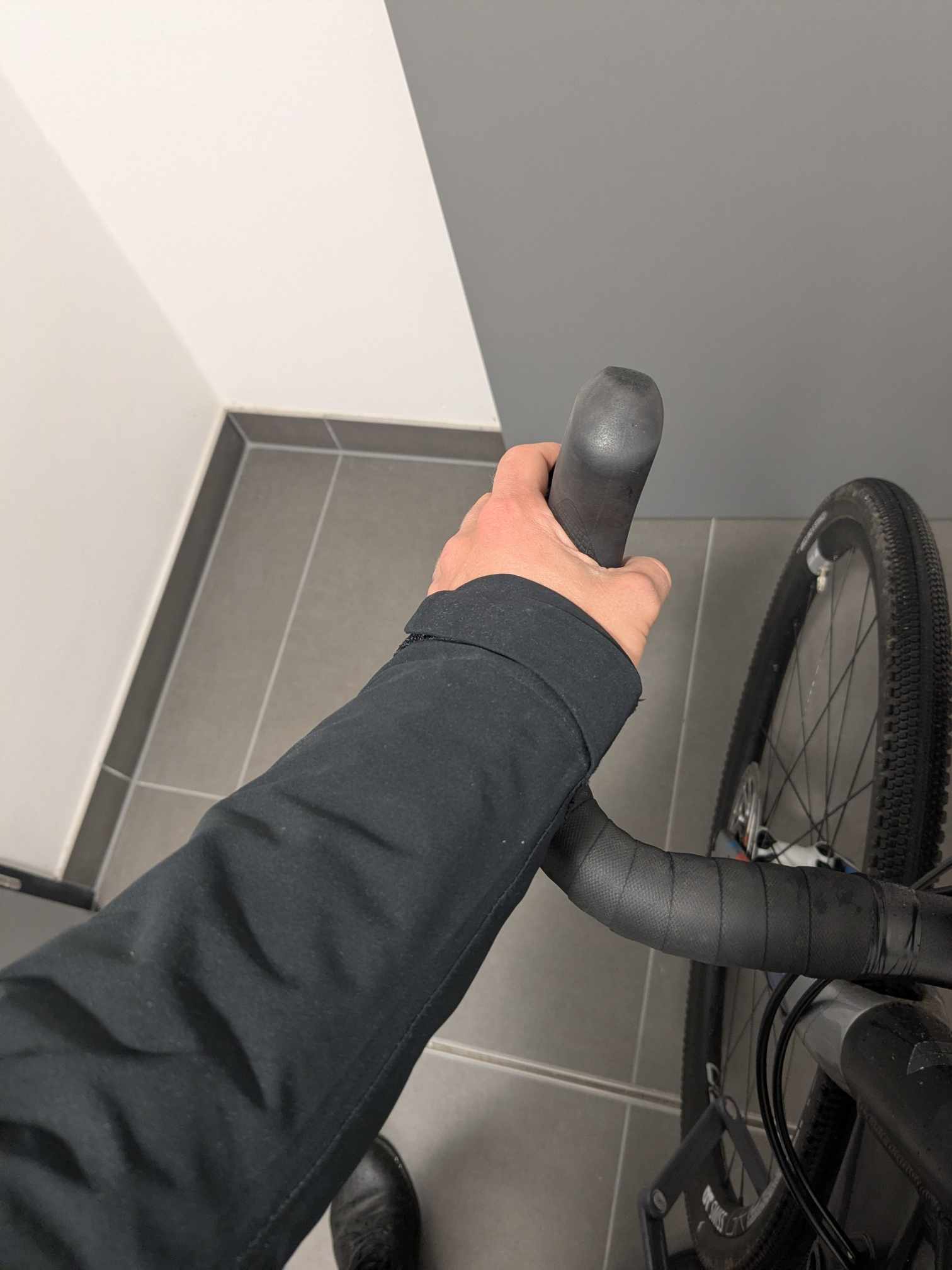 Man sieht die langen Ärmel 