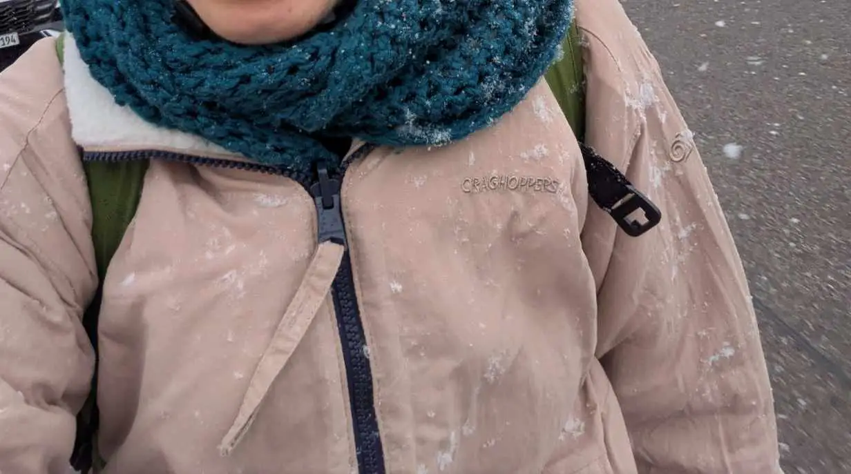 Mam siehr Schnee auf der Jacke 