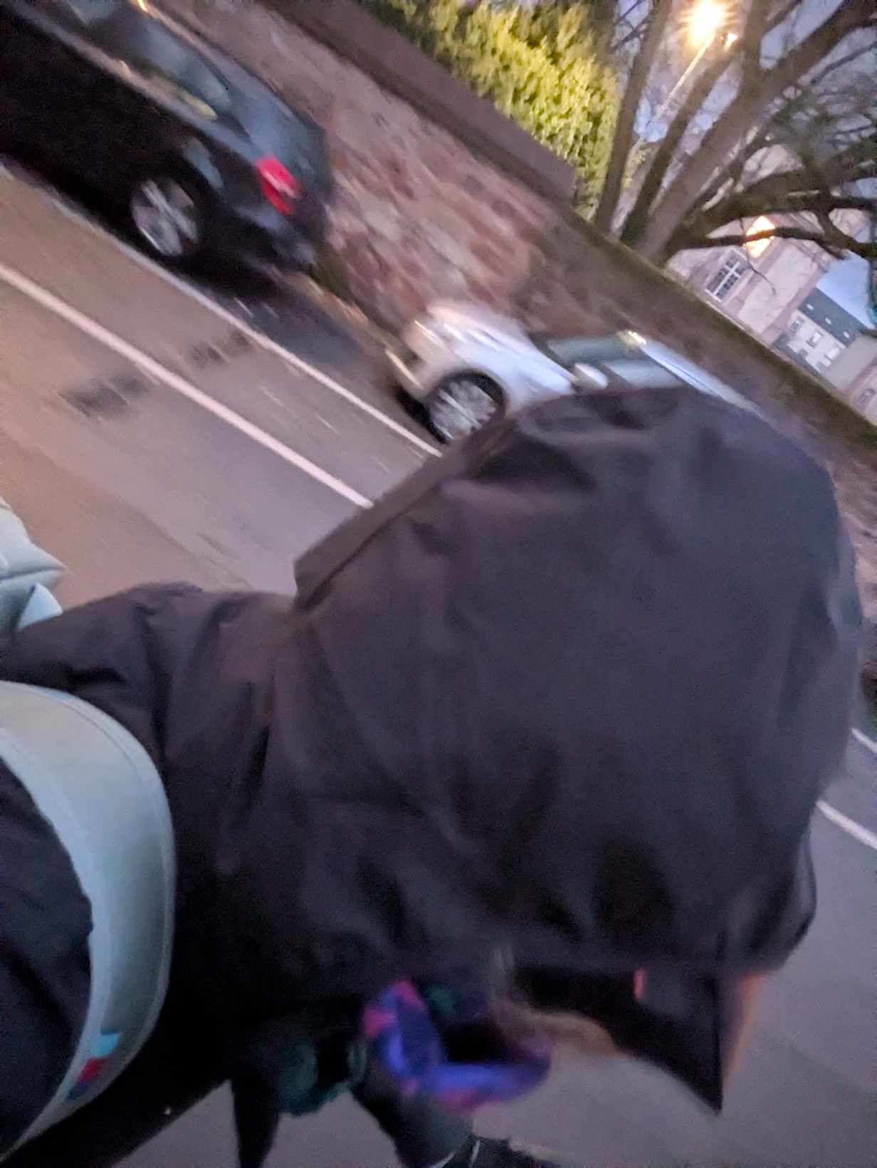 Man sieht die Kapuze auf dem Helm