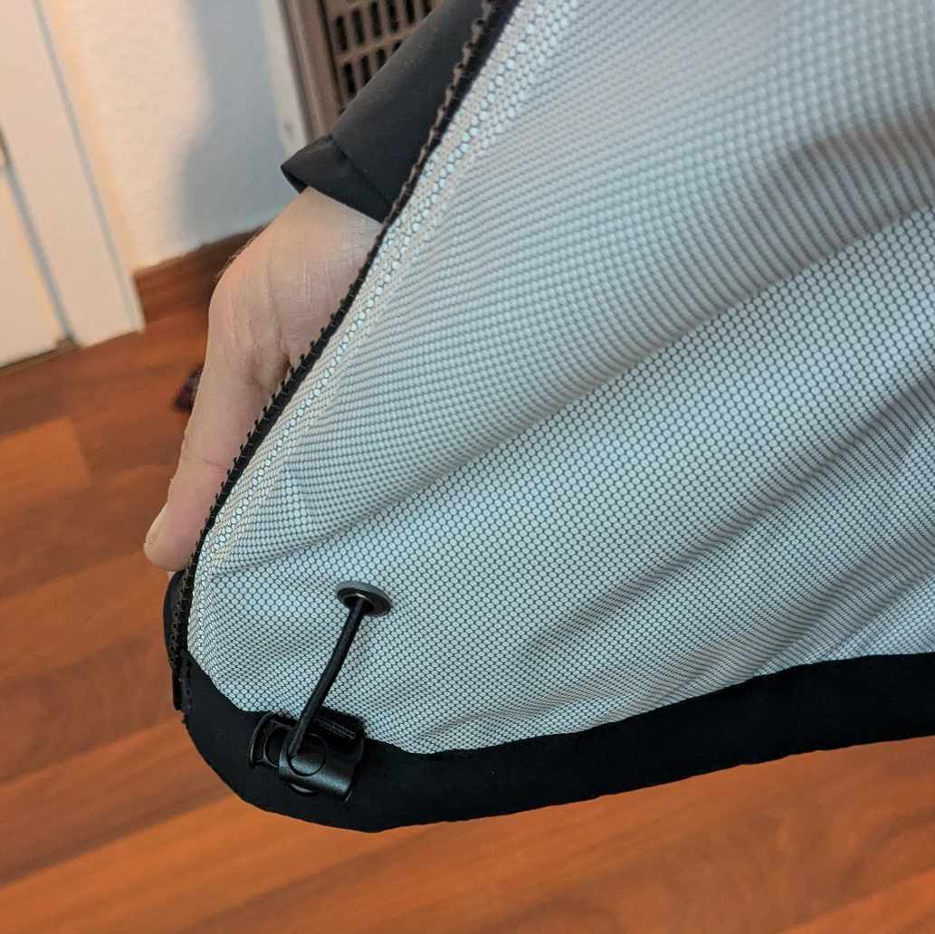Man sieht den Gummizüge am saum