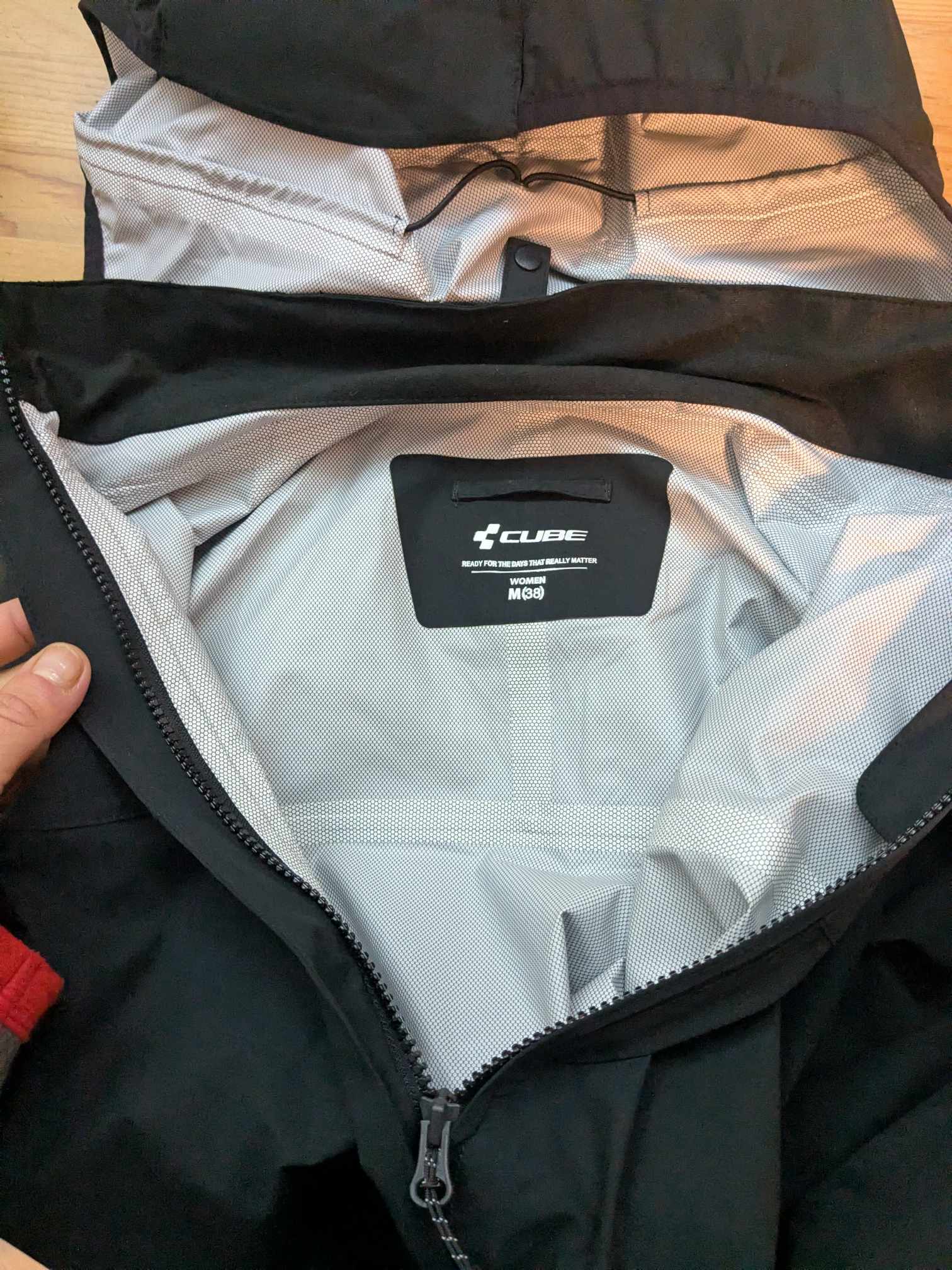 Man sieht die Jacke von innen mit den getapten Nähten 