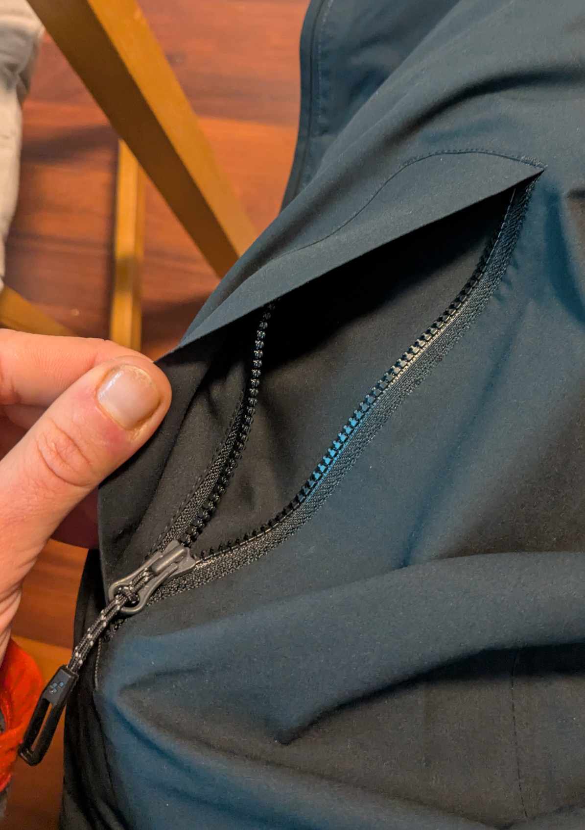Man sieht die offene Jackentasche 
