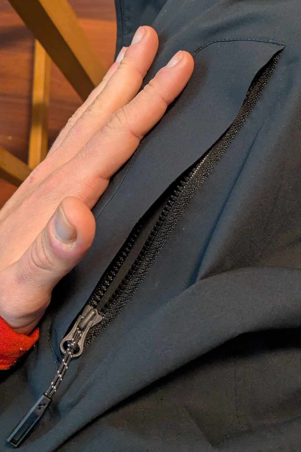 Man sieht die Größe der Tasche. So lang wie eine Hand in Größe 8,5