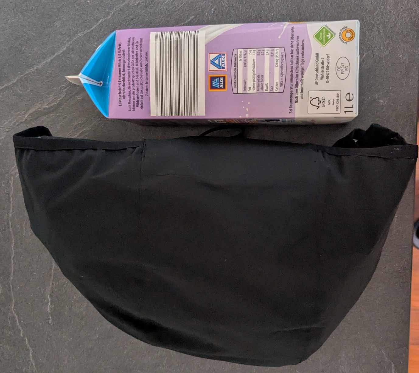 Jacke in die Kapuze gewickelt