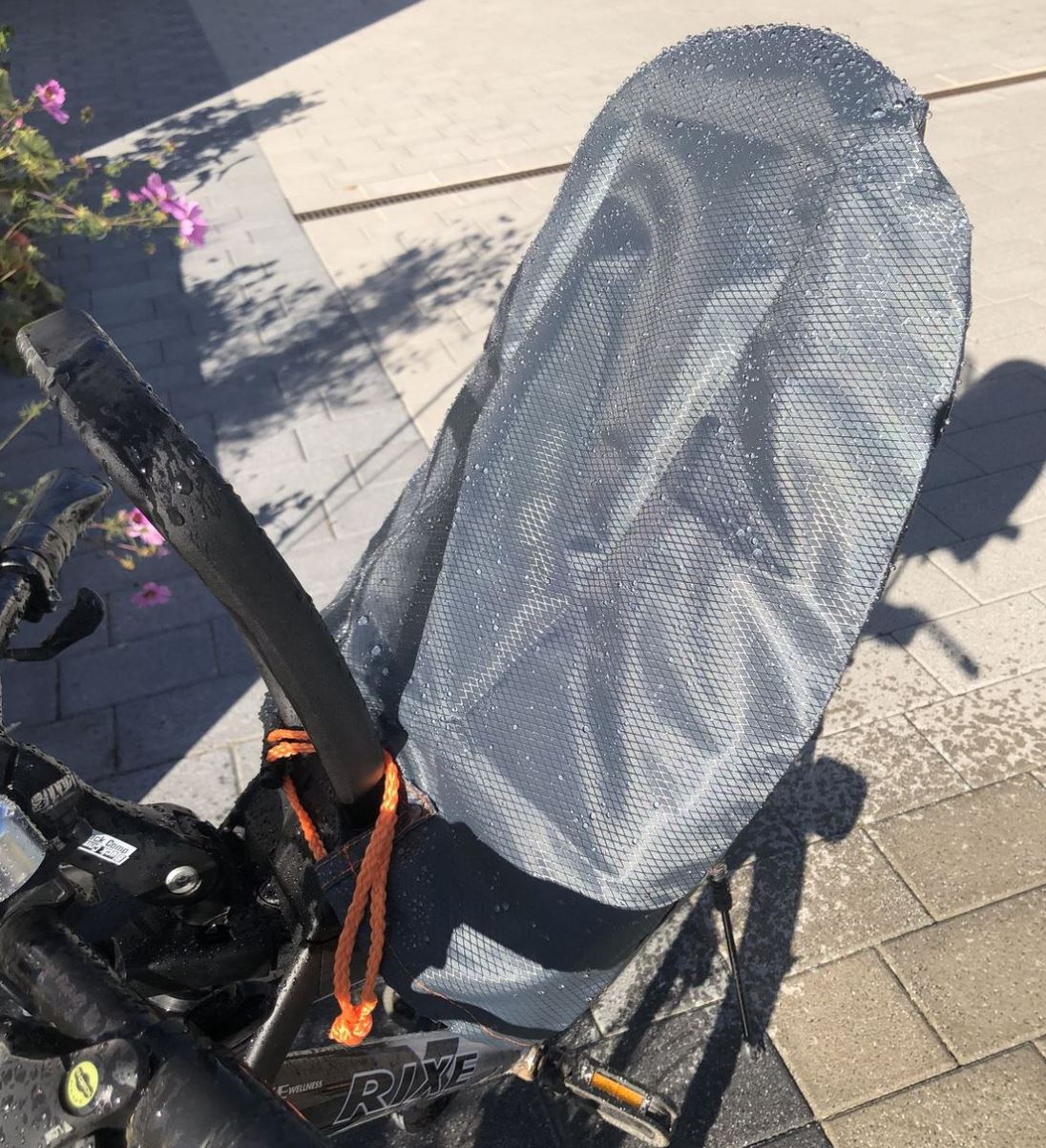 Wassertropfen perlen ab, Sitzfläche bleibt trocken