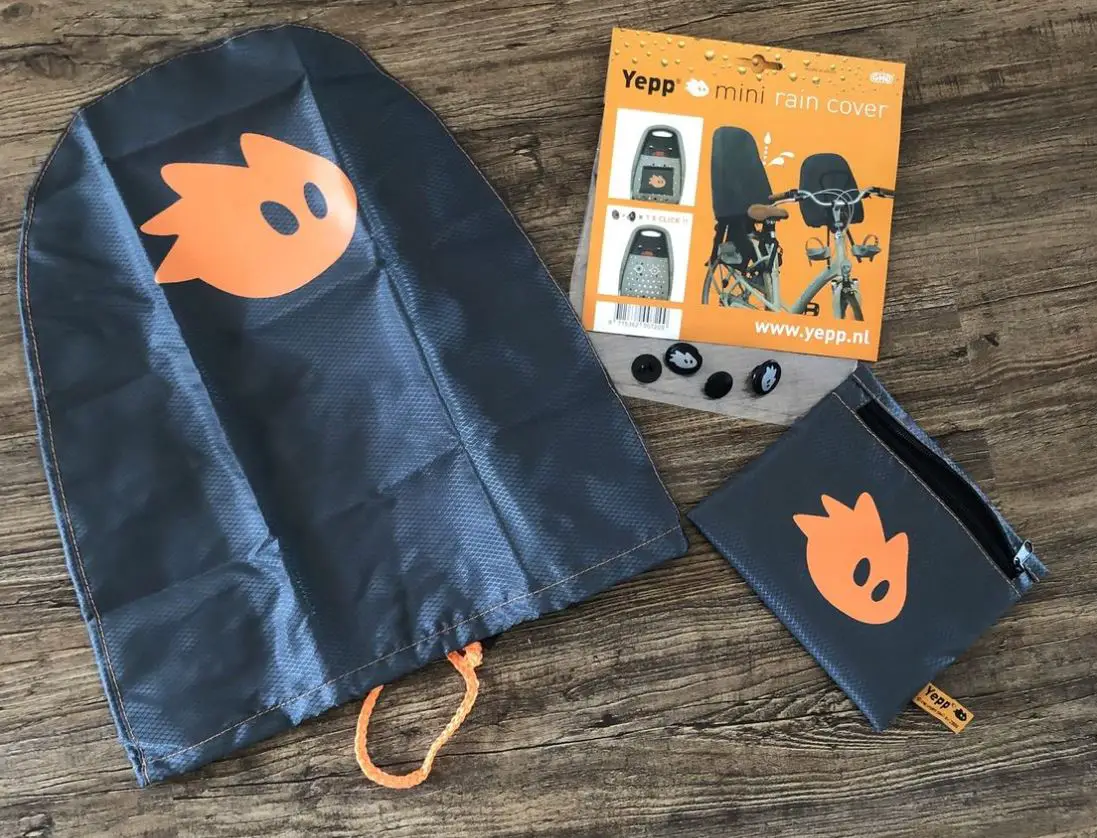 Ausgepacktes Raincover mit Anleitung