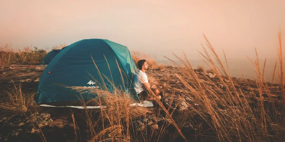Hochsommer? Mit einem Wurfzelt findest du auch ohne Schattenplatz bestes Klima im Inneren vor. Fotocredit: Canva