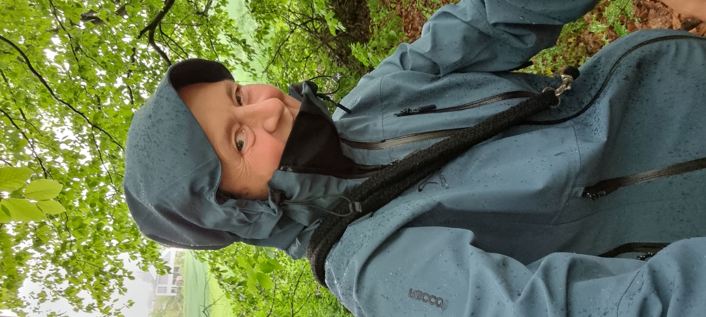 Eine große Kapuze schützt auch vor Regen und starkem Wind