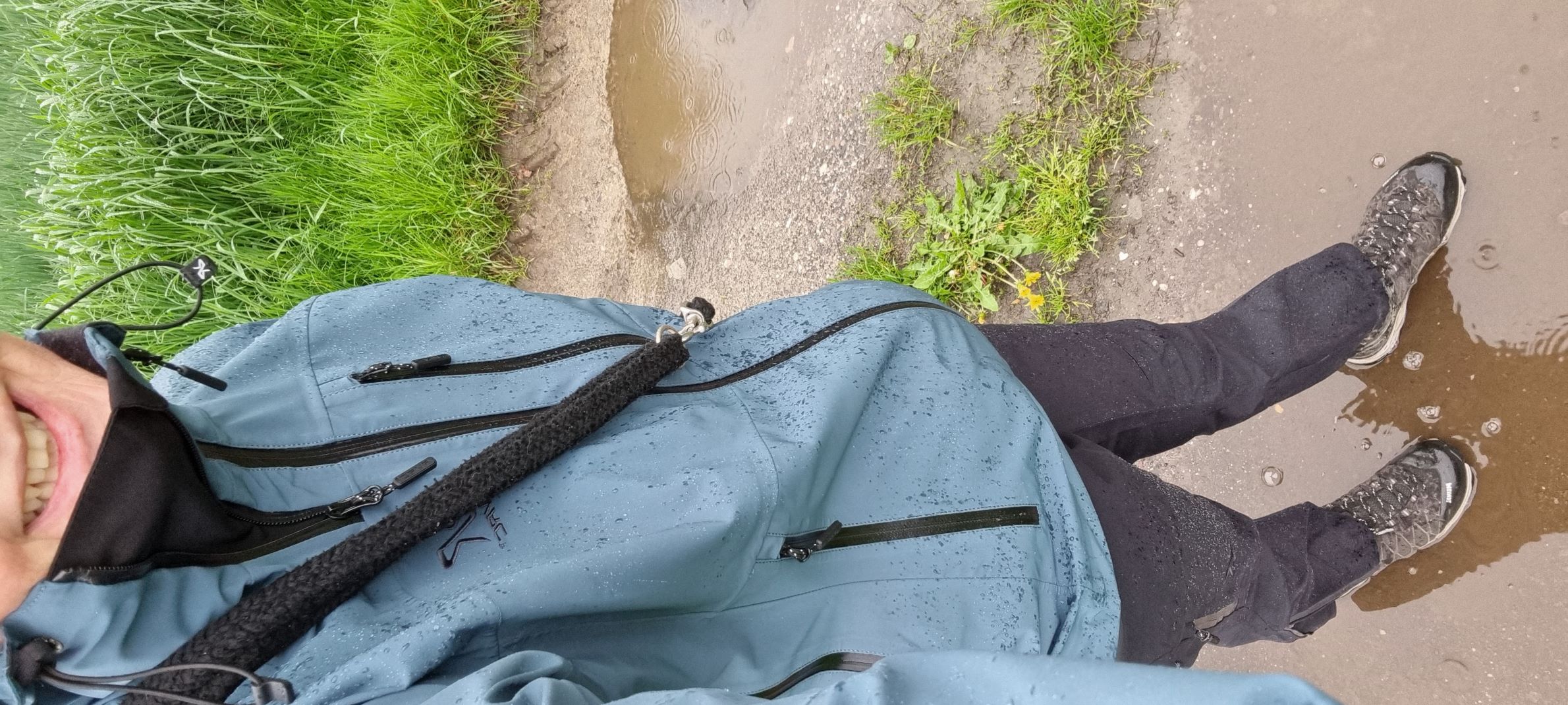 Wandern im Regen macht nur Spaß, wenn man gut geschützt unterwegs ist. Die Jacke hält auch bei Dauerregen trocken und windgeschützt!