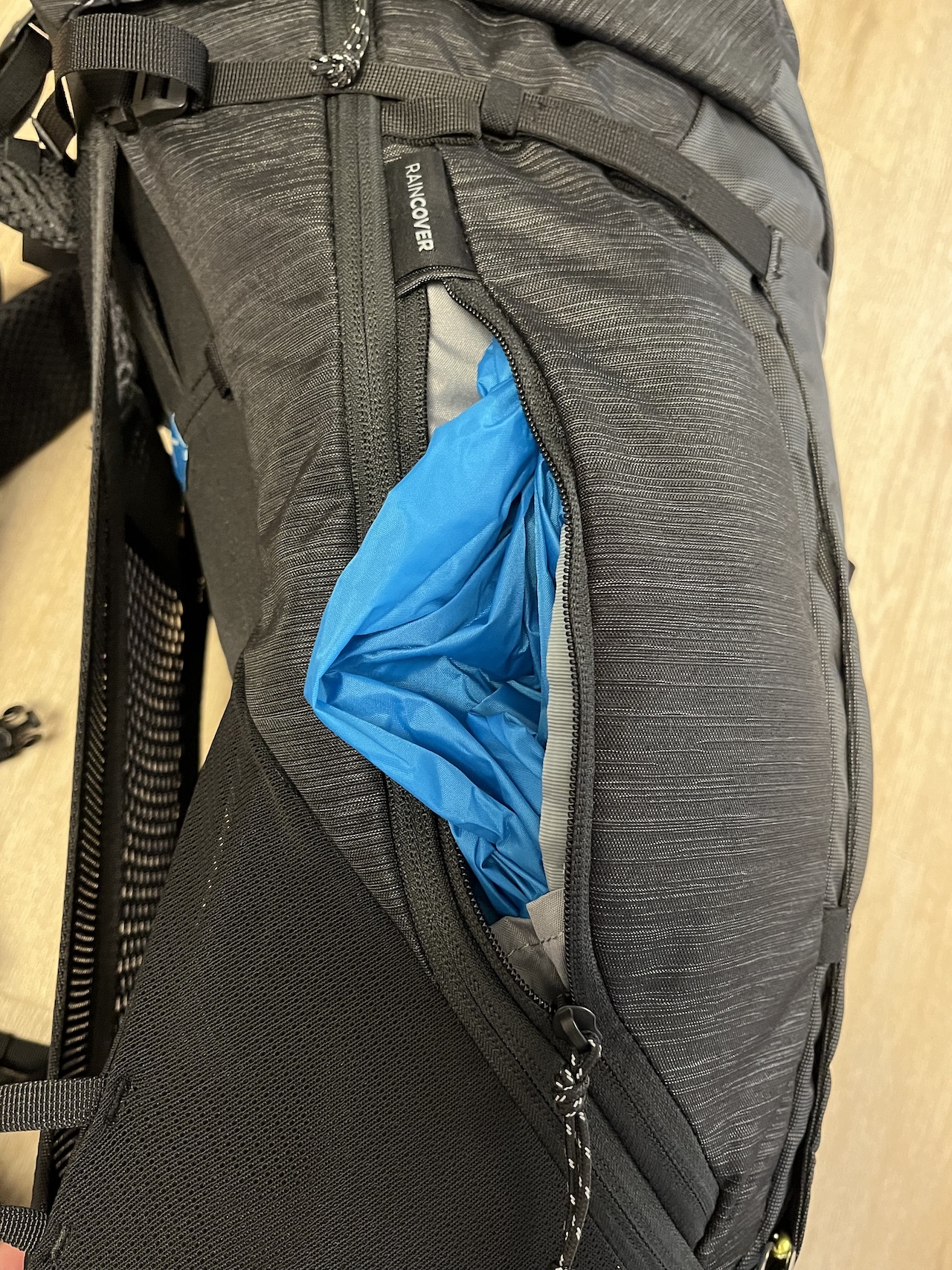 einfache Regenhülle in einem extra Seitenfach