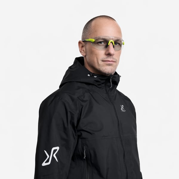 Der kompetente OUTSIDEstories-Test: REVOLUTION RACE Arcade 3L Lightweight Jacket - Hardshelljacke, Herren