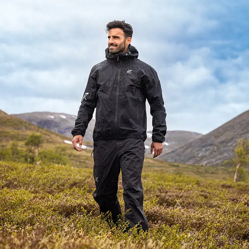 Der kompetente OUTSIDEstories-Test: REVOLUTION RACE Arcade 3L Lightweight Jacket - Hardshelljacke, Herren