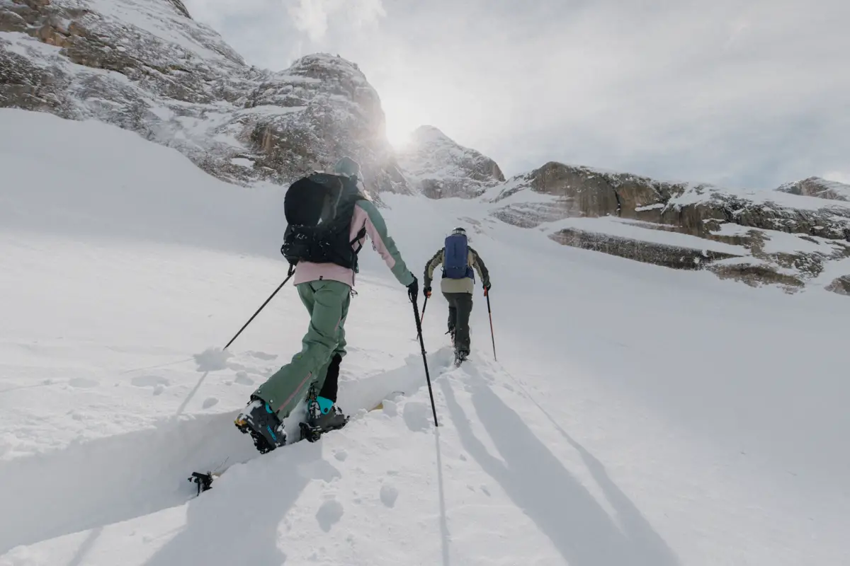 Das ideale Skitourenoutfit von Karpos: Wetterschutz versus Atmungsaktivität. Die Squall-Jacke und Hose