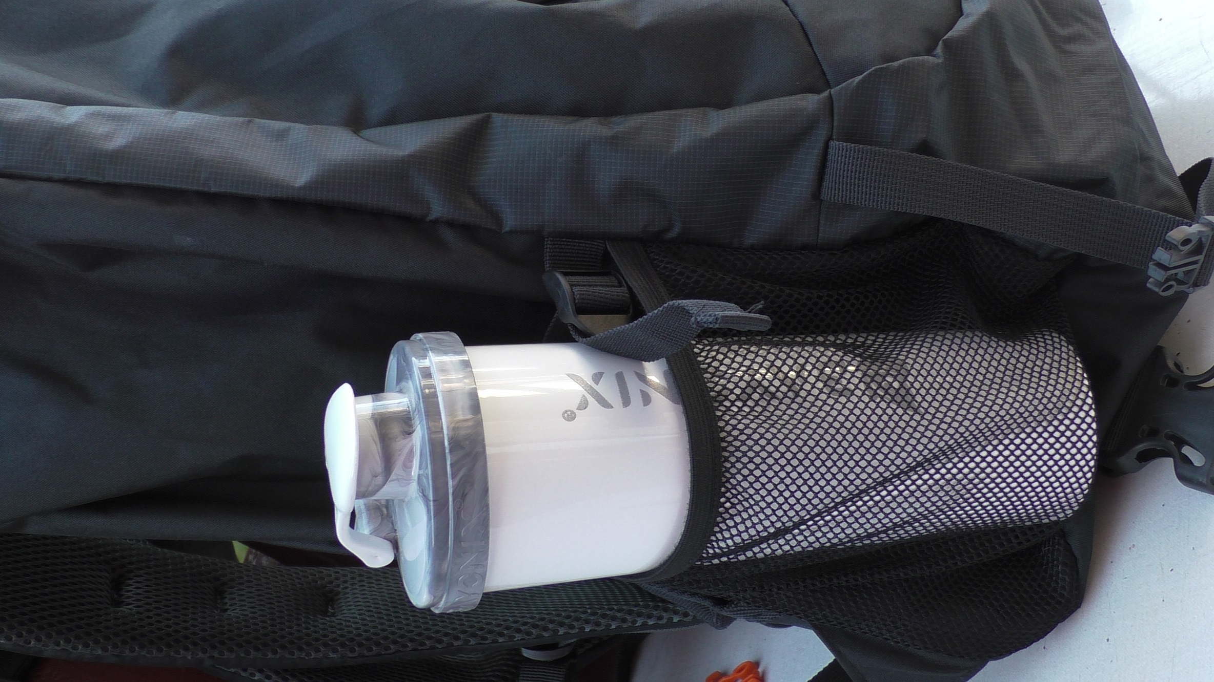 Am Rucksack die Trinkflasche