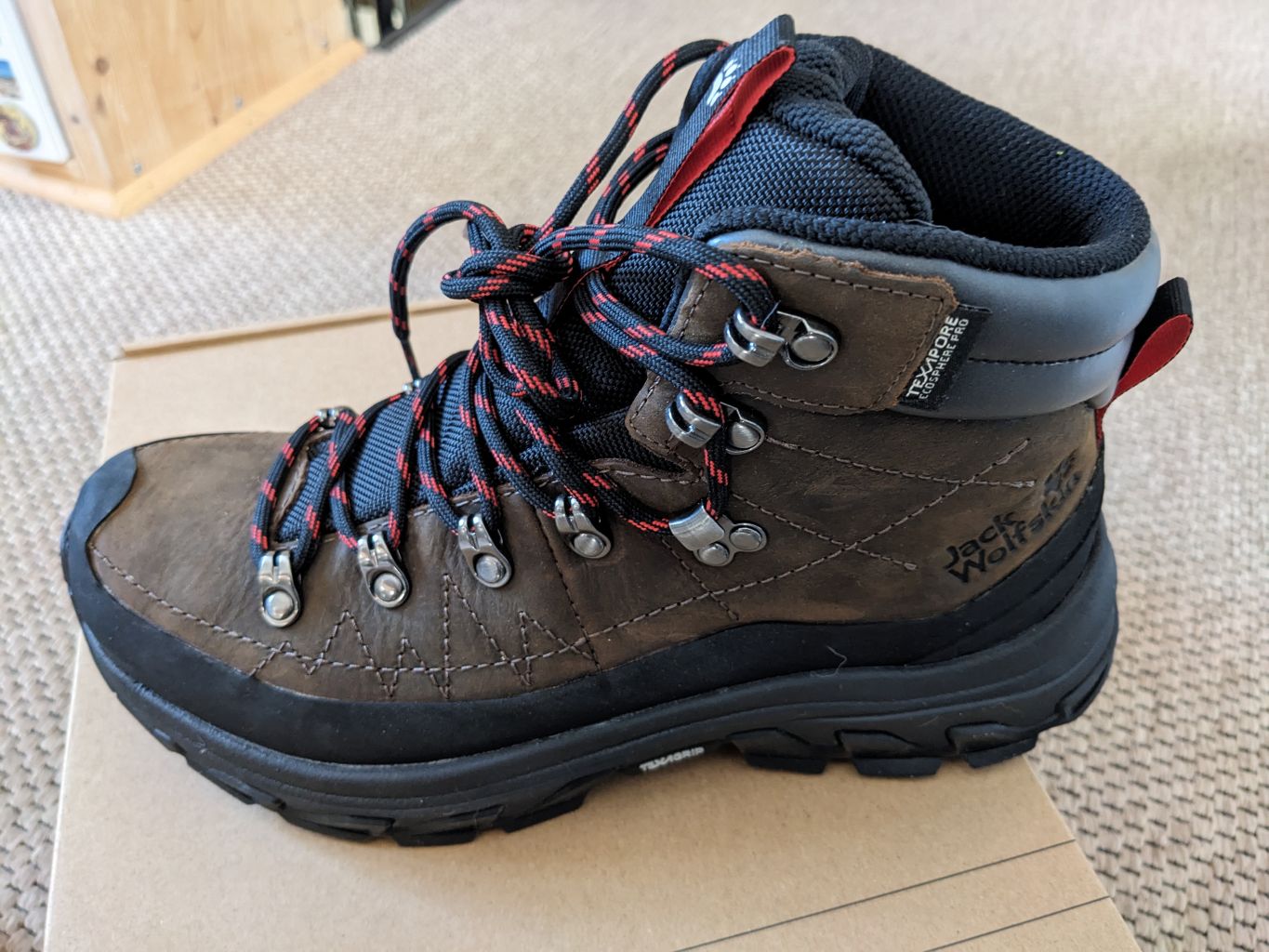 Der kompetente OUTSIDEstories-Test: JACK WOLFSKIN Apex Hike Pro Lth Texapore Mid - Wanderschuhe, Damen