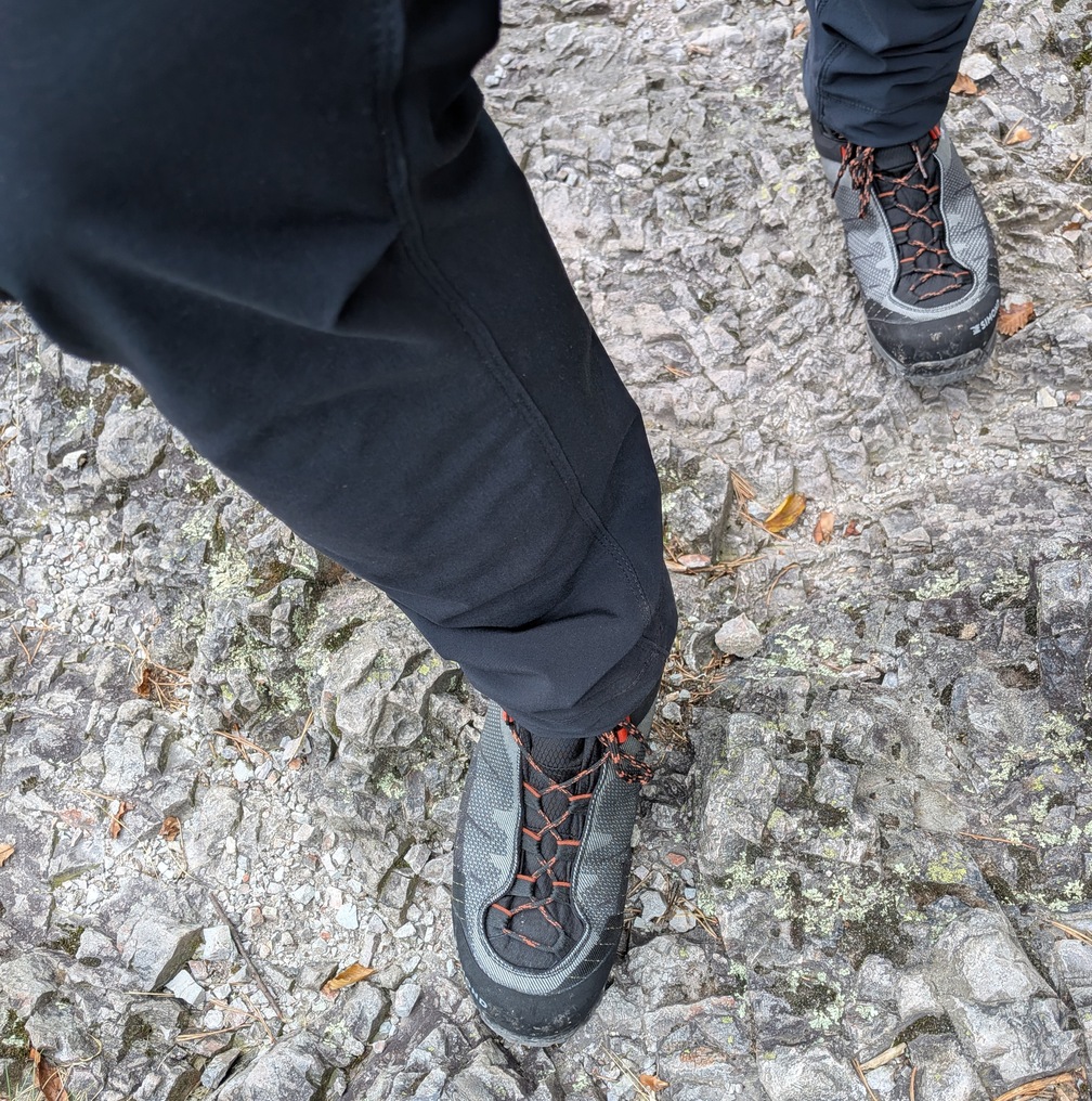 platt aufgesetzter Schuh auf Fels