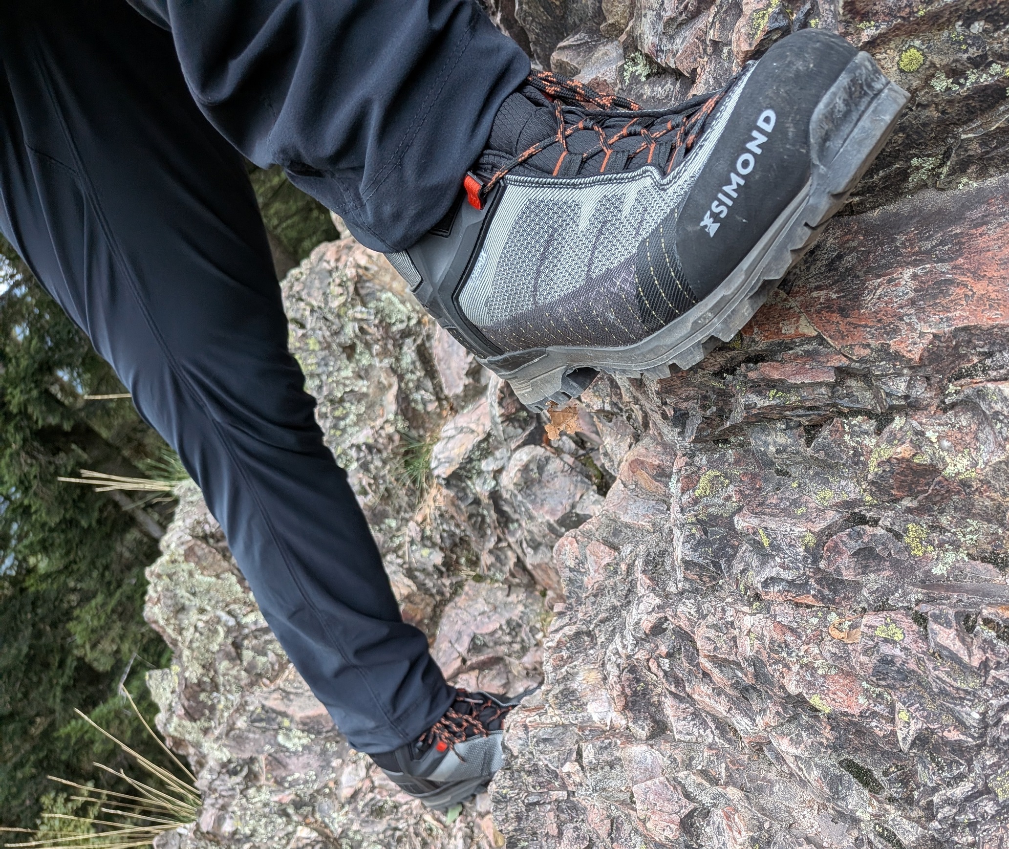 Schuh am Fels