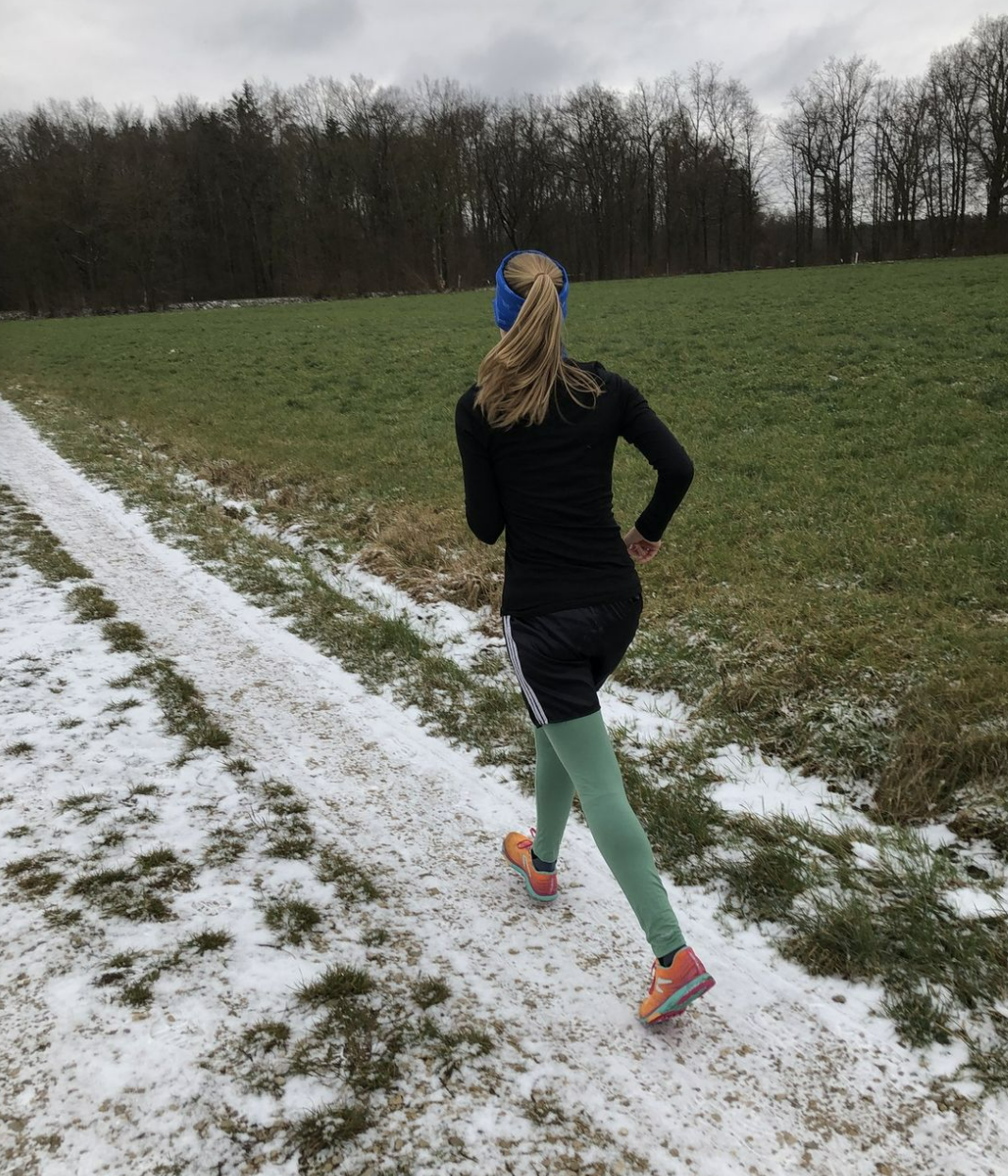 Shirt beim Joggen von hinten - Länge schwer zu erkennen auf der ebenfalls schwarzen kurzen Überhose