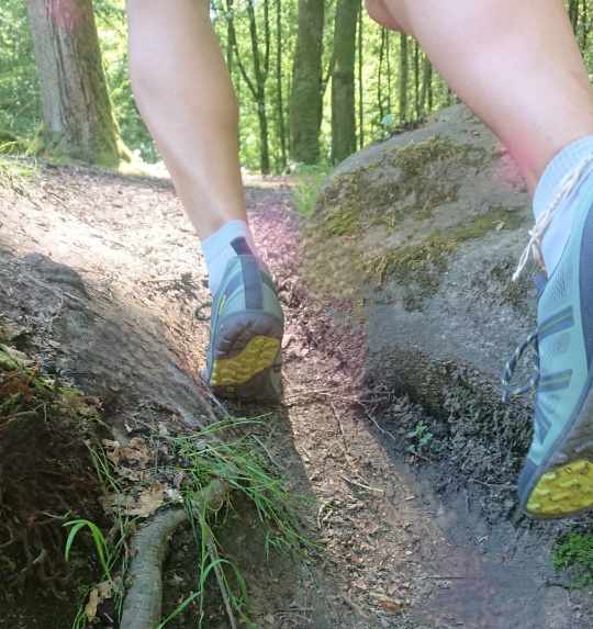 Man sieht wie jemand mit dem Schuh steil Berg hoch geht und die Sohle GRIP hat
