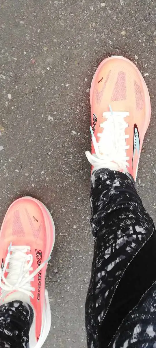 Man sieht den Schuh am Fuß 