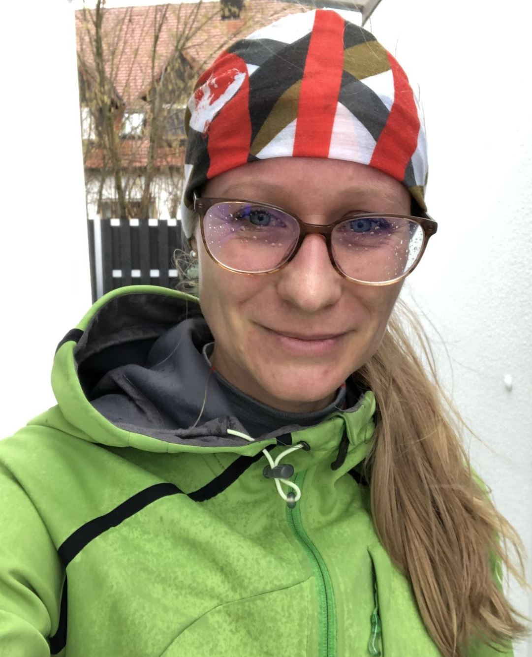 Stehkragen bei Regen und Sturm reicht am Hals