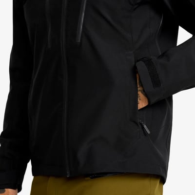 Der kompetente OUTSIDEstories-Test: REVOLUTION RACE Silence Proshell 3L Jacket  – unschlagbare Hardshell fü...