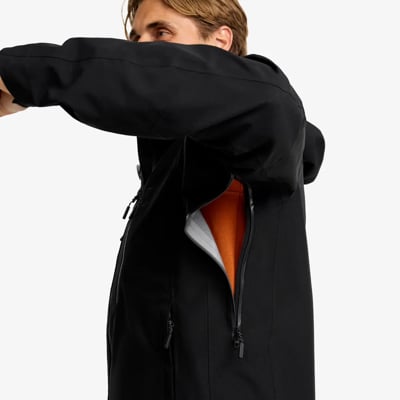 Der kompetente OUTSIDEstories-Test: REVOLUTION RACE Silence Proshell 3L Jacket  – unschlagbare Hardshell fü...