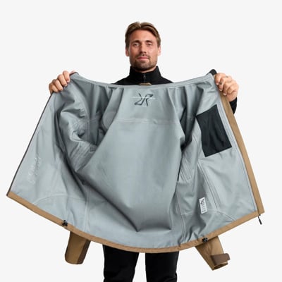 Der kompetente OUTSIDEstories-Test: REVOLUTION RACE Silence Proshell 3L Jacket  – unschlagbare Hardshell fü...